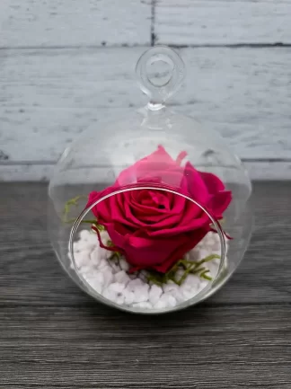 Boule suspendue - Rose éternelle sur pierre blanche