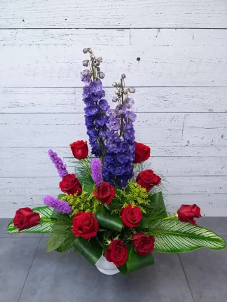 Roses et delphiniums