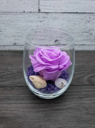 Rose éternelle dans un verre