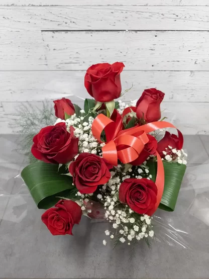 Arrangement de douze roses rouges