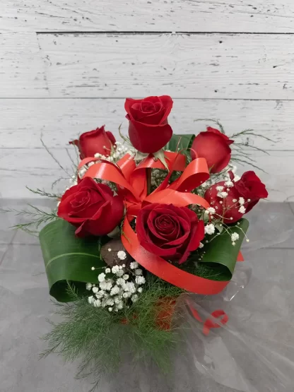 Arrangement de six roses rouges