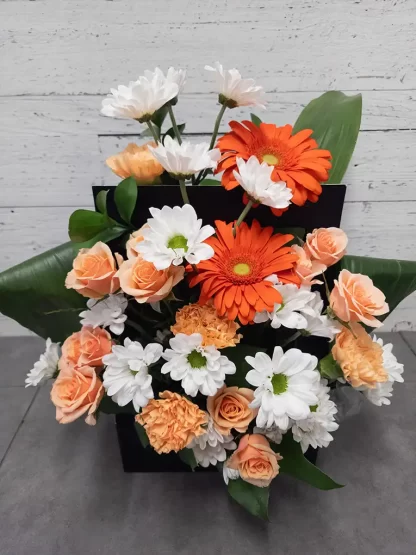 Boîte noire assortie au choix du fleuriste